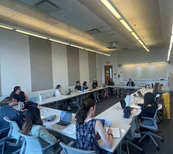 1Students in class with Professor Juan E. Méndez.